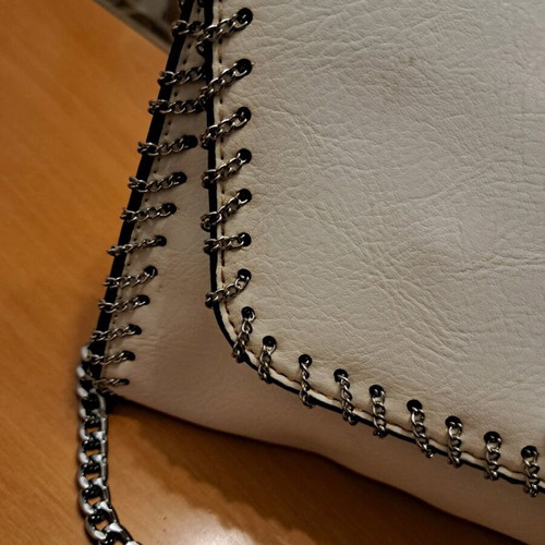 Vintage shoulder bag in very good condition with chain, white
