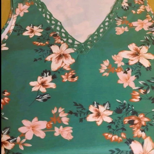Floral sleeveless top green L-XL with lace and V neckline like new
