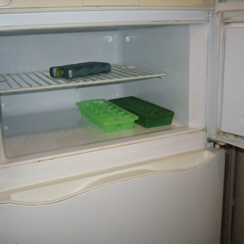 Indesit fridge freezer used, white, 200lt capacity, no frost
