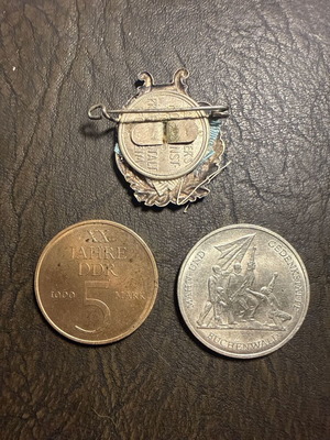 Collection of 2 commemorative coins DDR and vintage badge new