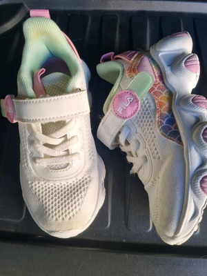 Παιδικά αθλητικά FILA σαν καινούργια, νούμερο 27, άσπρο ροζ