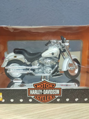 Maisto Harley Davidson 2000 FLSTF Fat Boy Series 1/18 scale model