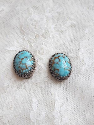 Vintage earrings with clips and beautiful turquoise stone like new