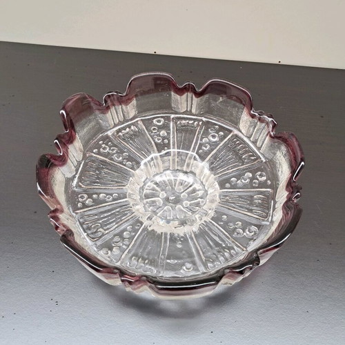 Glass fruit bowl with two-tone design like new