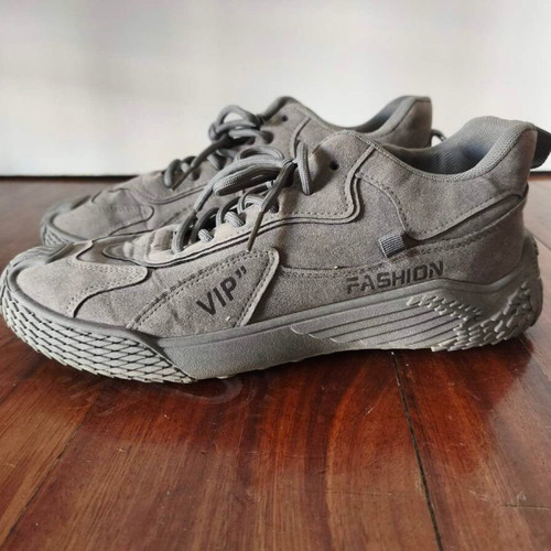 Men's Athletic Shoes gray size 43 like new