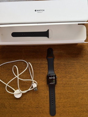 Apple Watch Series 3 μεταχειρισμένο με αυθεντικό κουτί και καινούργιο λουράκι