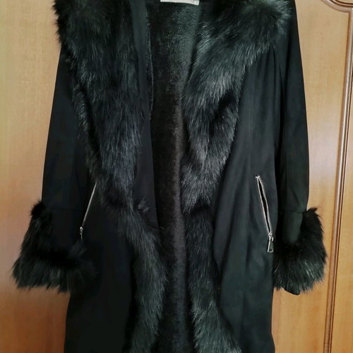 Women's coat like new, black with synthetic fur