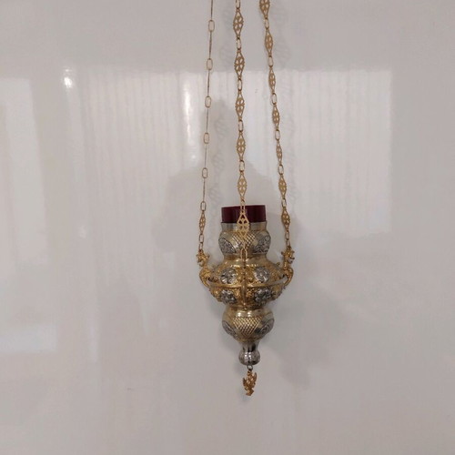 Bronze lamp used like new with beautiful designs and 70 cm chain