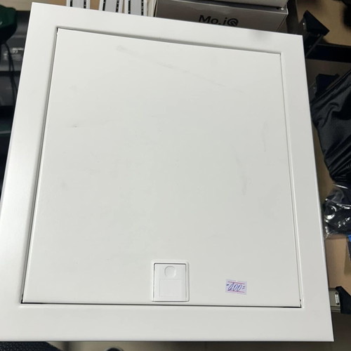 Metal distribution box for concealed installation
