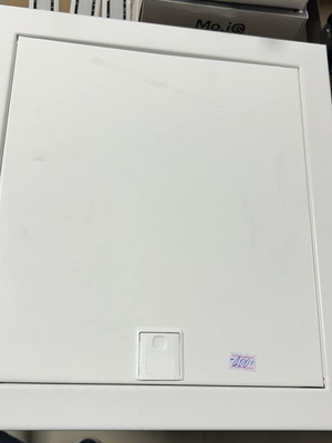 Metal distribution box for concealed installation