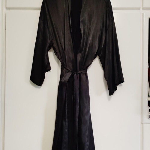 Good Girl satin robe like new with beautiful sleeves