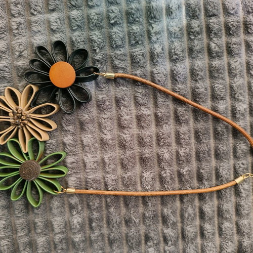 Leather necklace with flower design new