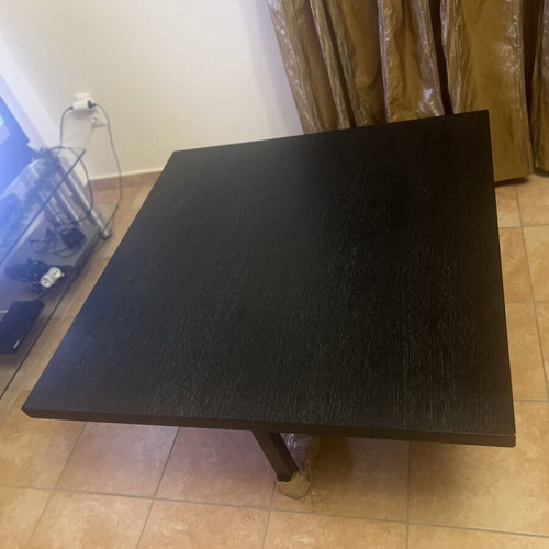 Coffee table like new with dimensions 47x103x103 cm