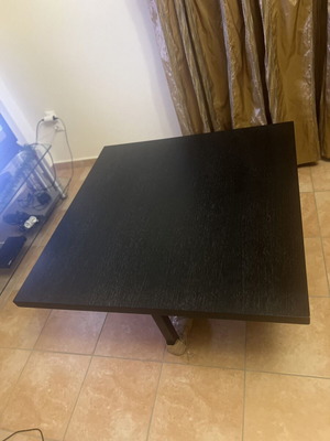 Coffee table like new with dimensions 47x103x103 cm