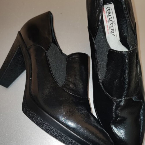 Patent leather black pumps used, size 37.5