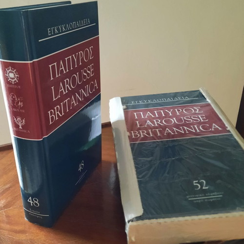 COLLECTOR'S ENCYCLOPEDIA PAPYROS LAROUSSE BRITANICA. It consists of 52 volumes.