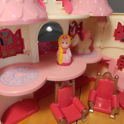 Elc Princess Castle like new with 3 figures and 2 chairs