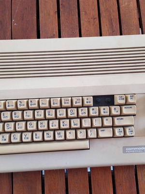 Commodore C64C μεταχειρισμένο, με λείποντα πλήκτρα και ανακαπ