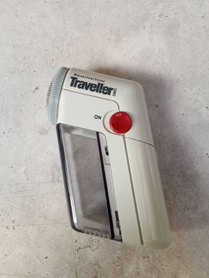 Remington Traveler Fabric Lint Remover used, battery operated