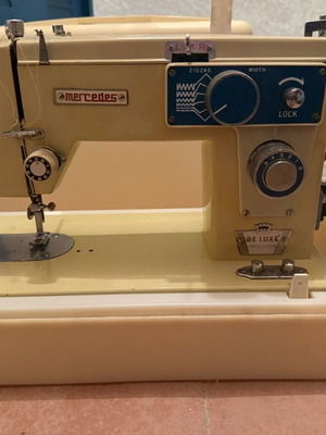 Ραπτομηχανή Mercedes vintage μεταχειρισμένη σε καλή κατάσταση