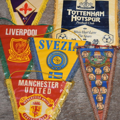 Vintage team pennants used, pack of 8