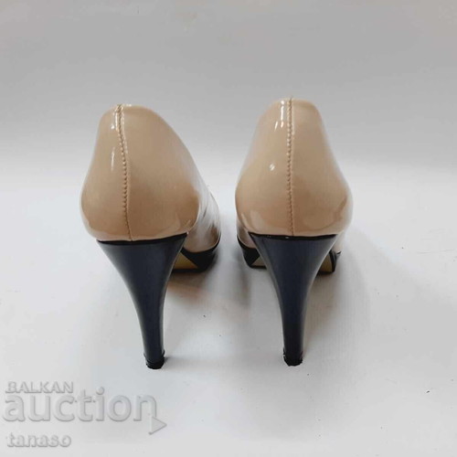 Vintage Italian high heel shoes used, beige patent leather with black heel