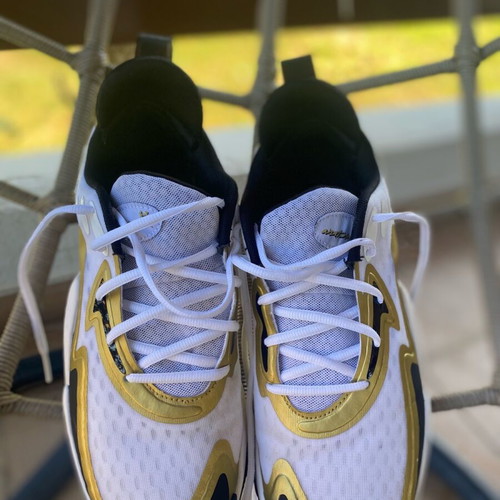 Under Armour athletic shoes like new, white with gold details size 43