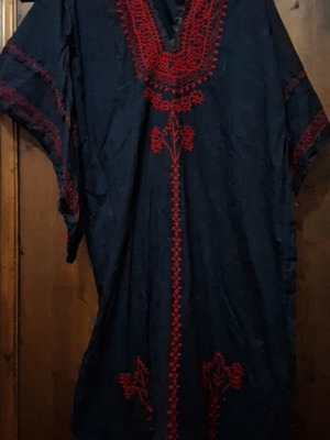 Kaftan handmade, like new, black and red, 80s Bedouin design
