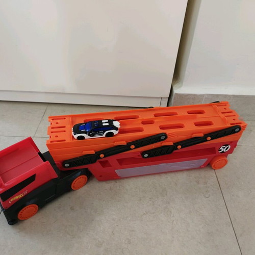 Hot Wheel truck garage like new with car