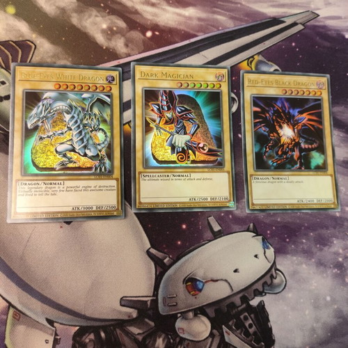 Yu-Gi-Oh Cards Blue-Eyes, Red-Eyes, Dark Magician like new, LC01