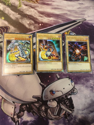 Yu-Gi-Oh Cards Blue-Eyes, Red-Eyes, Dark Magician like new, LC01