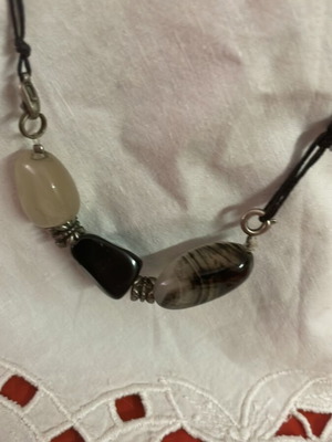 Pendant with leather and 3 agates adjustable length