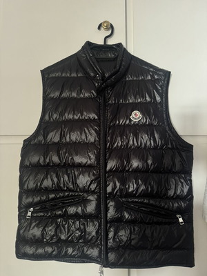 Moncler μαύρο αμάνικο μπουφάν, μέγεθος M