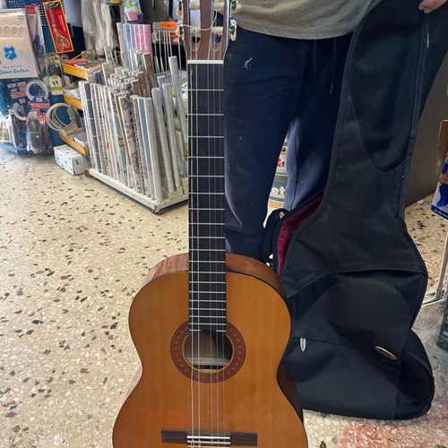 Yamaha C 40 guitar like new, strings need replacement