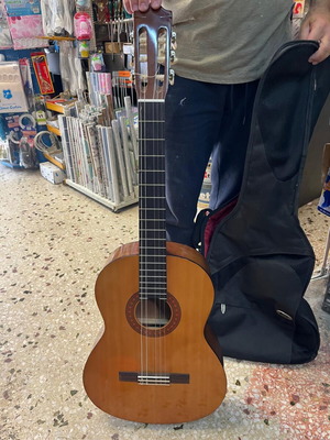 Yamaha C 40 κιθάρα σαν καινούργιο, θέλουν αλλαγή οι χορδές