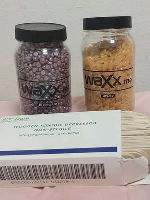 waXX.me σετ αποτρίχωσης με κεριά Blueberry και Honey και ξύλινες σπάτουλες
