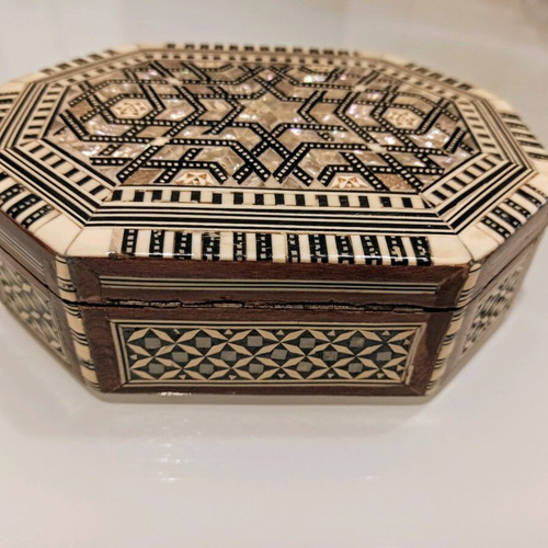 Handmade wooden oriental box like new with mother of pearl 18.5x13.5 cm