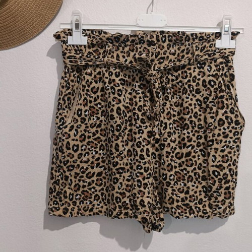 Stradivarius leopard print shorts like new with belt and elastic