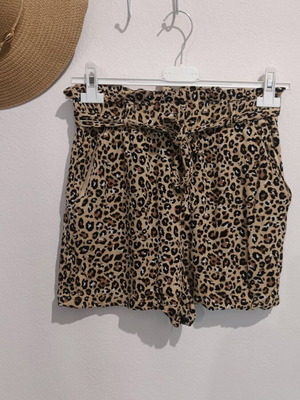 Stradivarius leopard print shorts like new with belt and elastic