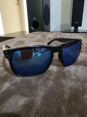 Oakley Holbrook 9102-36 sunglasses like new with extra lenses