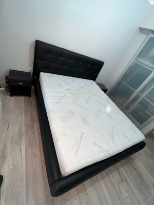 Κρεββάτι από μαύρη δερμάτινη 160x200cm σαν καινούργιο με 2 κομοδίνα χωρίς στρώμα