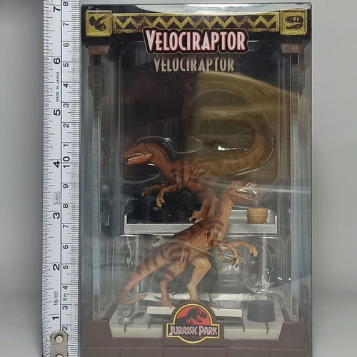 The Noble Collection Jurassic Park Velociraptors PVC Diorama Set new