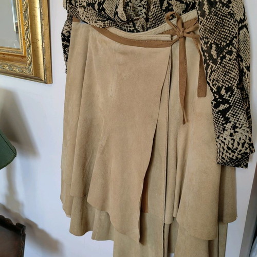 Pinko suede skirt used, size medium, beige
