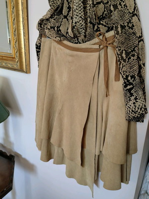 Pinko suede skirt used, size medium, beige
