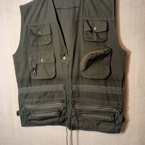Multi-pocket vest like new, size L, olive green