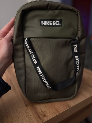 Ανδρικό τσαντάκι Nike σαν καινούργιο, χακί