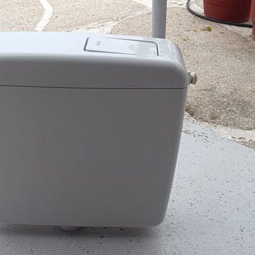 Kariba Super Eco wall-mounted plastic cistern like new, rectangular
