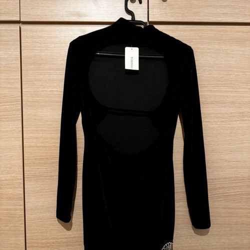 Black mini-midi velvet dress with open back