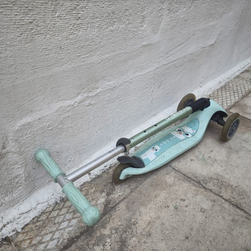 Globber 3-Wheel Scooter used with light-up wheels