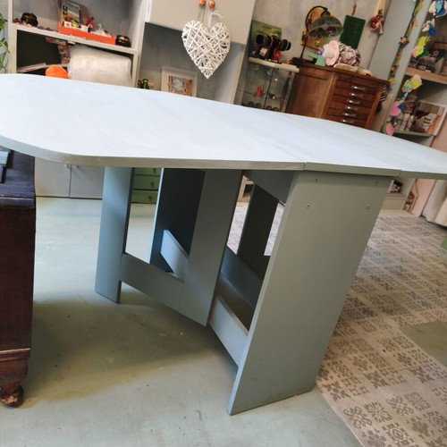 Oval dining table with deco veneer and oak look, like new, extendable